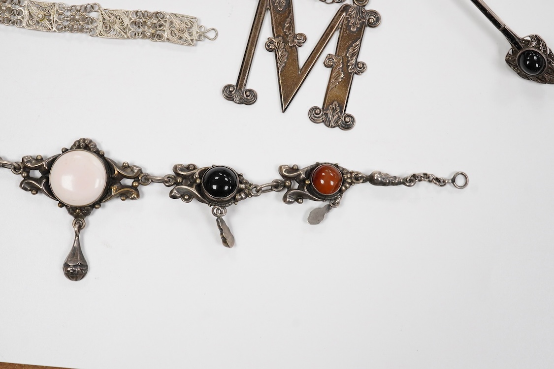 A collection of assorted jewellery including a stylish textured 925 necklace, 76cm and a similar bracelet, 18cm, a Portuguese white metal hinged bracelet, a white metal necklace with amberoid pendant, a white metal and g